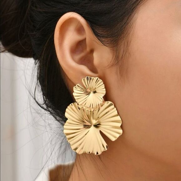 Gold oversized flower earrings - Picture 1 of 3